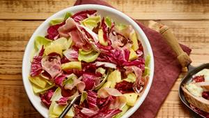 Radicchio-Chicorée-Salat mit Schokoladendressing 