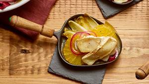 Chicorée mit Orange und Ziegencamembert aus dem Raclette-Grill