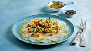 Kohlrabi-Carpaccio mit buntem Sommergemüse