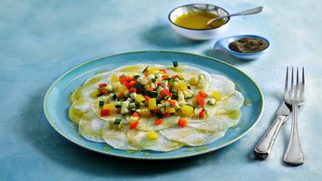 Kohlrabi-Carpaccio mit buntem Sommergemüse