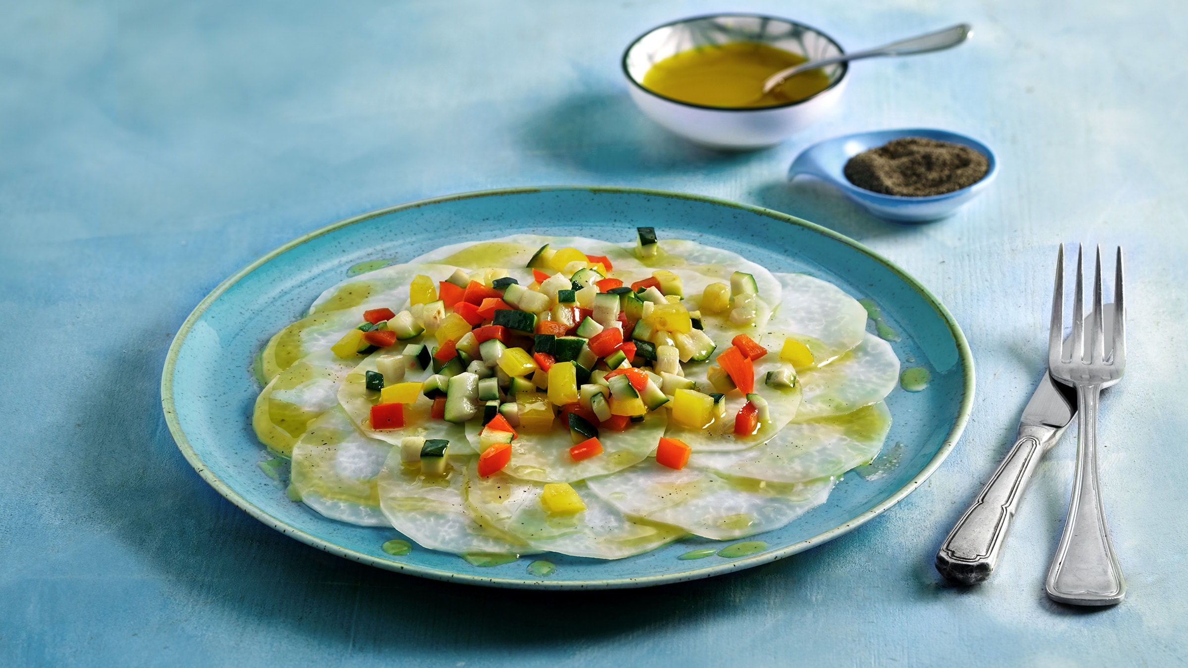 Kohlrabi-Carpaccio mit buntem Sommergemüse Rezept selbst machen | Alnatura Kohlrabi-Carpaccio mit buntem Sommergemüse Rezept selbst machen | Alnatura