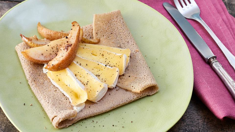 Buchweizen-Galettes mit Birne und Camembert