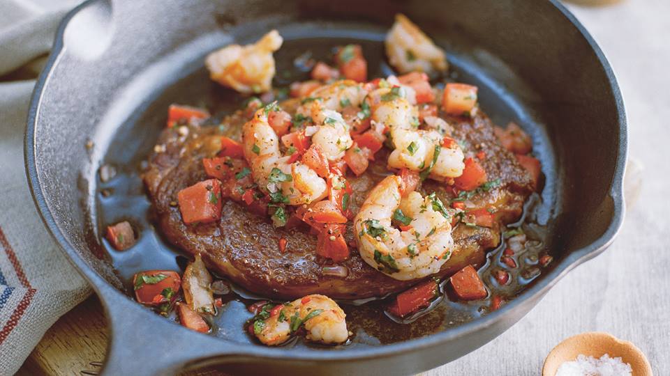 Surf and Turf – Gebratenes Entrecôte mit Garnelen, Ofenkartoffeln und Tomatensalsa