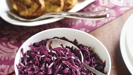 Serviettenknödel mit geschmortem Rotkohl