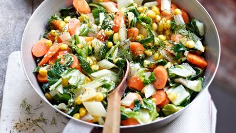 Mangold-Möhren-Pfanne mit Hanfsamen