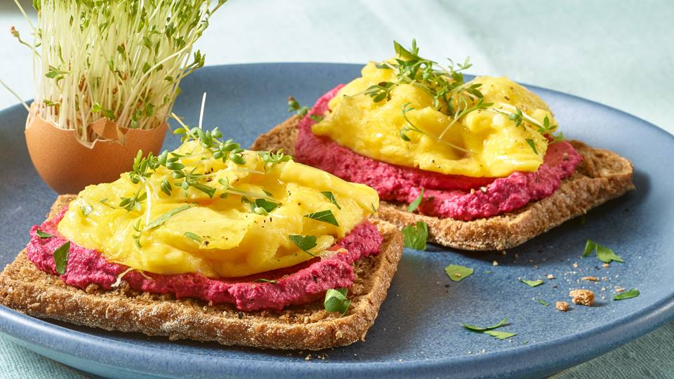Rühreibrot mit Rote-Bete-Creme und Kräutern