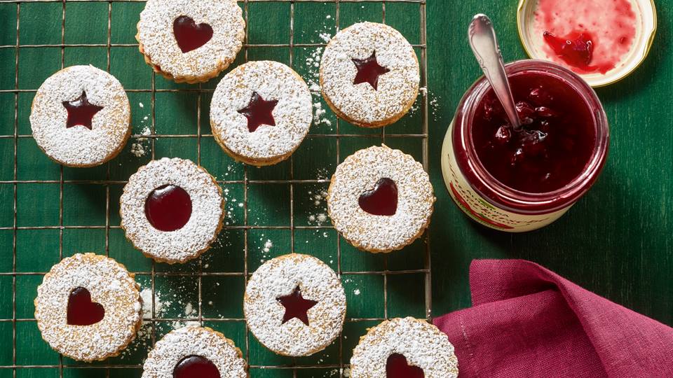 Spitzbuben mit Sauerkirsch-Füllung