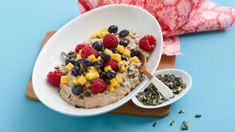 Porridge mit Mango und Beeren