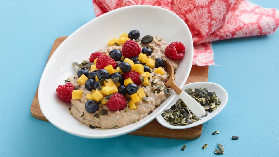 Porridge mit Mango und Beeren