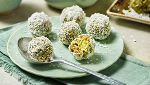 Kokos-Matcha-Kugeln mit Walnuss