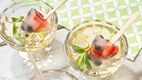 Fruchtige Prosecco-Bowle mit Holunder