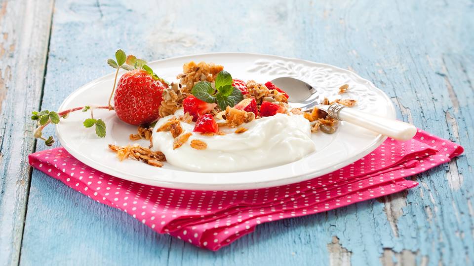 Dinkel-Kokos-Granola mit Erdbeeren und Joghurt