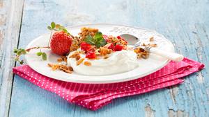 Dinkel-Kokos-Granola mit Erdbeeren und Joghurt