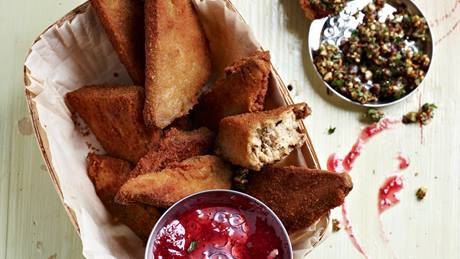 Knusprige Tofu-Ecken mit Preiselbeersauce & Nüssen