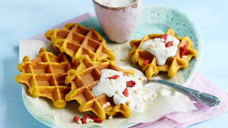 Orientalische Linsenwaffeln mit Joghurt-Mandel-Topping