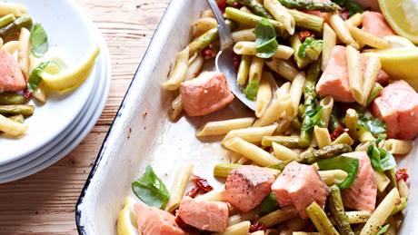 Marinierte Lachswürfel mit grünem Spargel & Penne