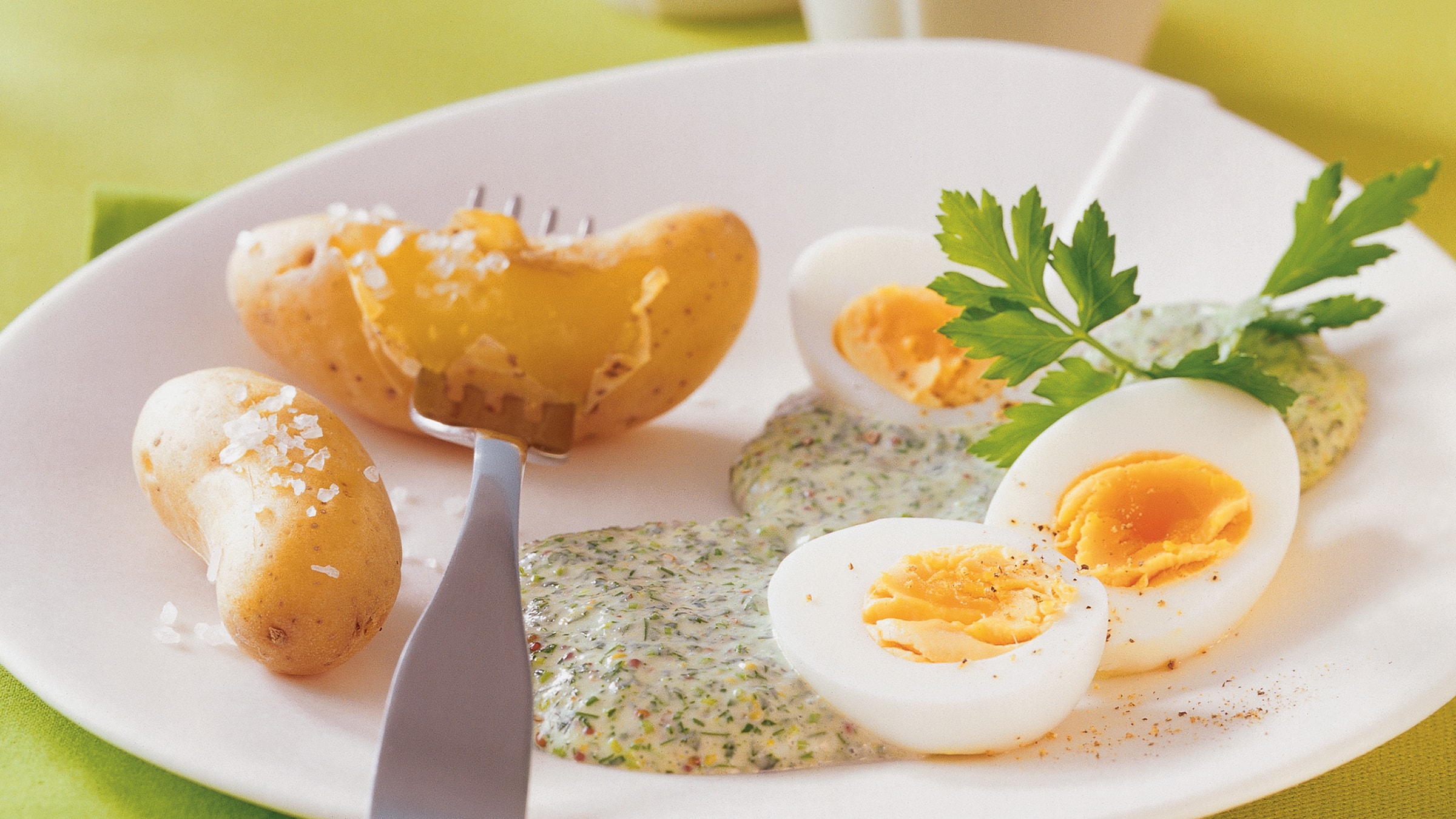 Grüne Soße mit Pellkartoffeln und Eiern Rezept selbst machen | Alnatura