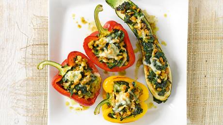 Paprika und Zucchini mit Soja-Spinat-Käsefüllung