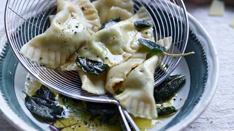 Tiroler Schlutzkrapfen an Salbeibutter