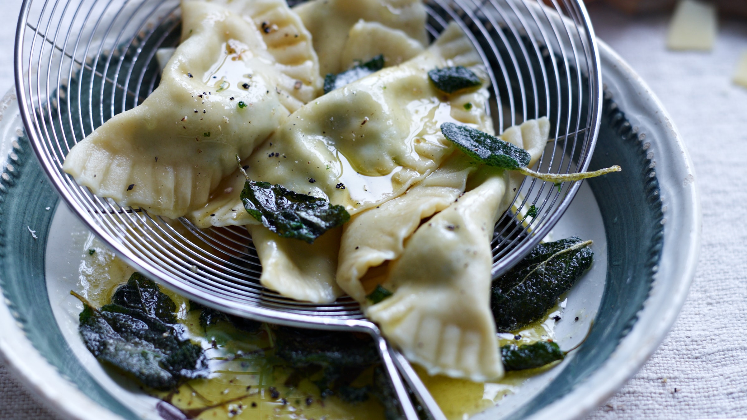 Tiroler Schlutzkrapfen an Salbeibutter Rezept selbst machen | Alnatura