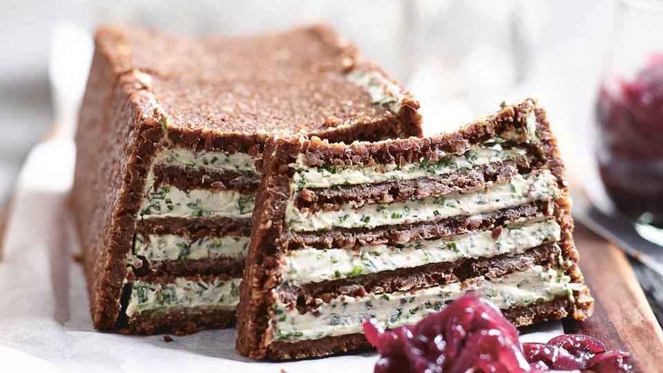 Pumpernickel-Frischkäse-Terrine mit roter Zwiebelmarmelade