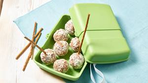 Erdbeer-Cakepops mit weißer Schokolade