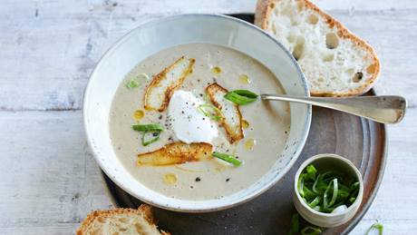 Maronen-Cremesuppe mit Ziegenkäse und Birne