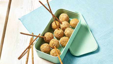 Hummuspops im Sesammantel