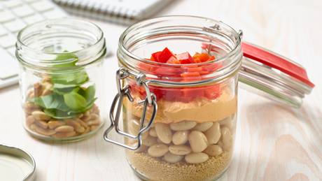 Lauwarmer Couscous-Schüttelsalat mit Bohnen und Basilikum