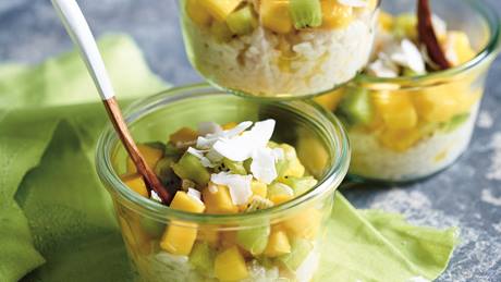 Milchreis mit Obstsalat und Kokos-Chips