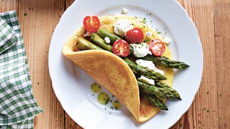 Omeletts mit grünem Spargel