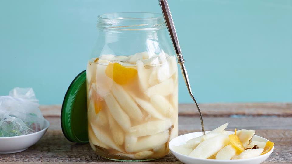 Fermentierter Spargel mit Estragon und Orangenschale