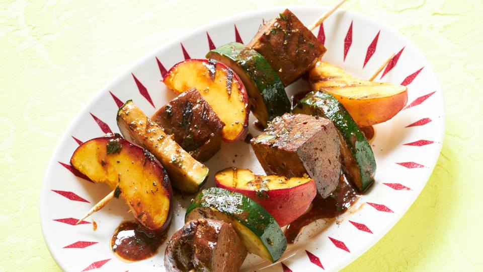 Seitanspieße mit Zucchini und Pfirsich