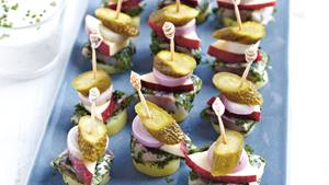 Heringsspieße mit Kartoffel und Apfel