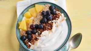 Ananas-Kokos-Frühstücksbowl mit Amaranth