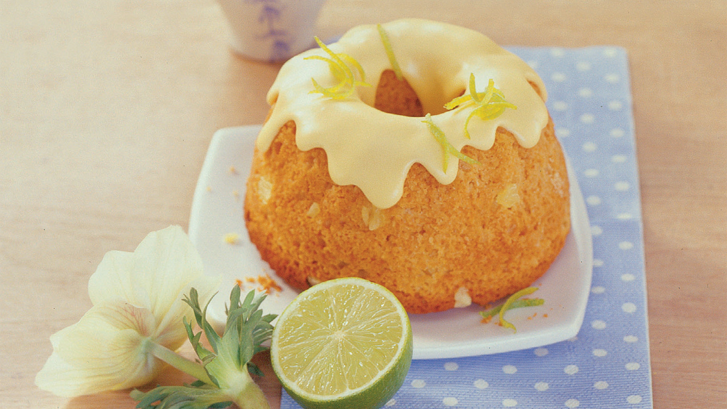 Ananas-Gugelhupf mit Kokos-Limetten-Guss Rezept selbst machen | Alnatura