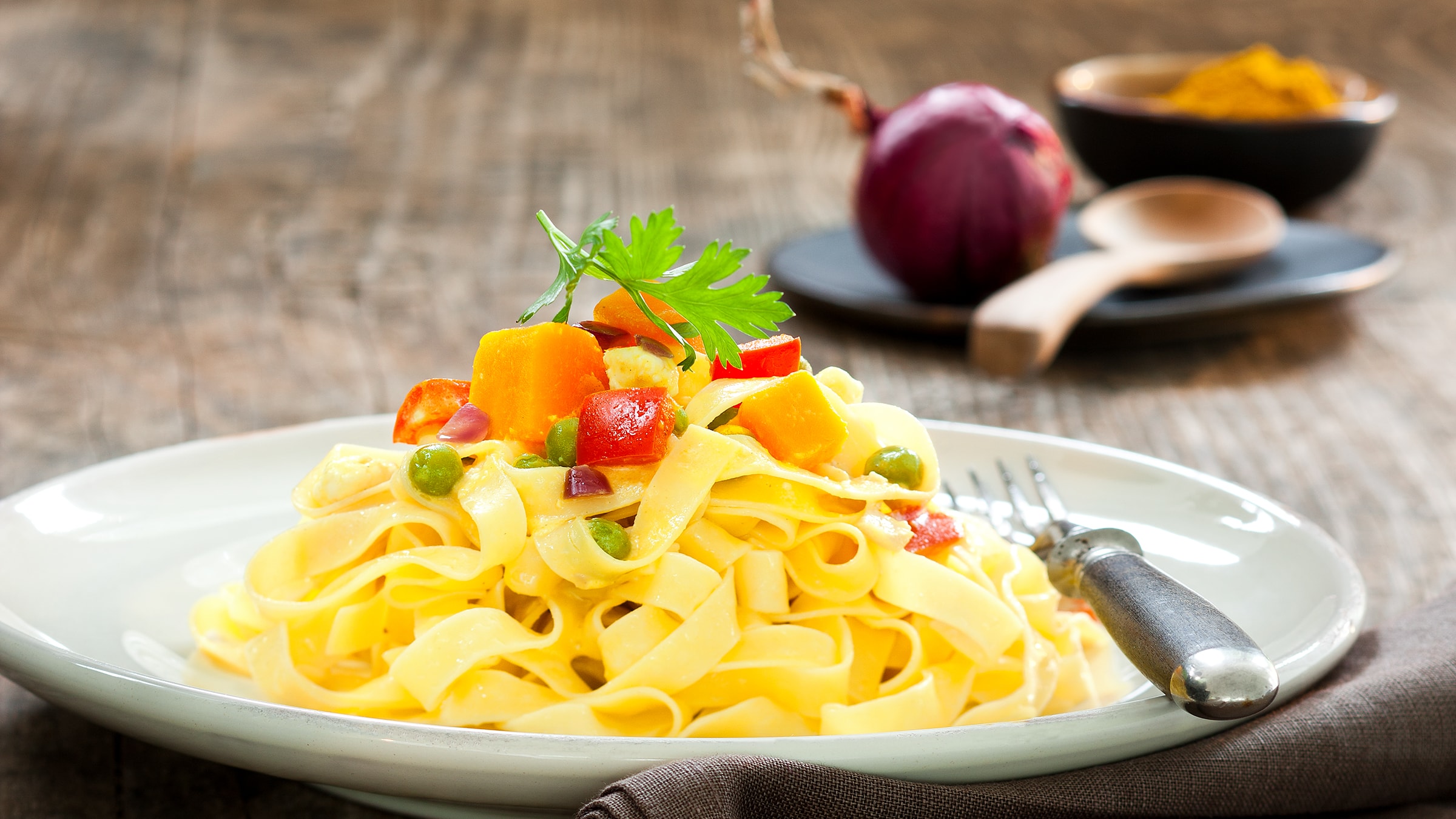 Nudeln mit Kokos-Gemüse-Sauce und Feta Rezept selbst machen | Alnatura