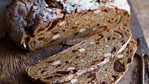 Früchtebrot mit Haselnüssen