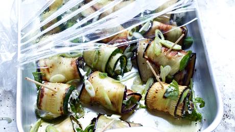Auberginen- und Zucchini-Röllchen mit Mozzarella