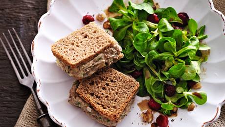 Feldsalat mit Vollkornschnitten
