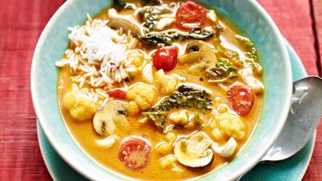 Rotes Thai-Gemüse-Curry mit Cashewkernen