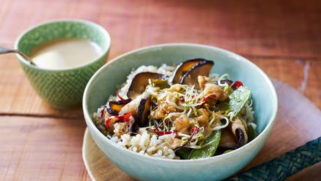 Reis-Gemüsepfanne mit Erdnusssauce