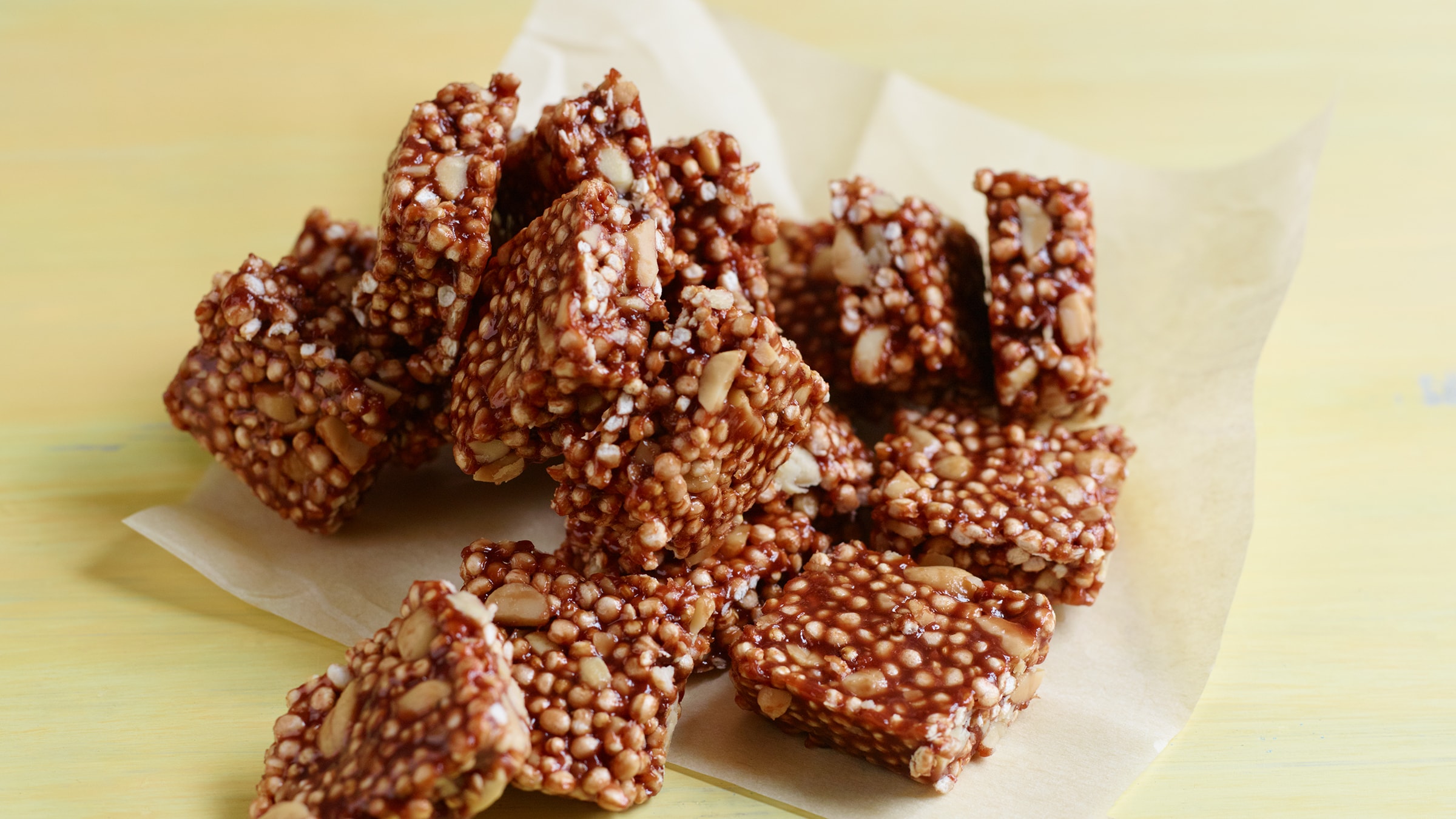Quinoa-Dattel-Erdnuss-Happen