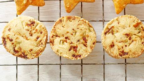 Mediterrane Plätzchen mit Peperoni und Tomaten