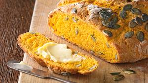 Kürbisbrot mit Kernen