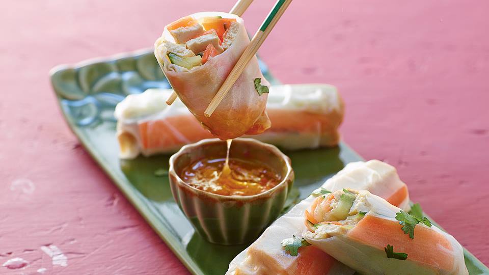 Leichte Sommerrollen mit Erdnusssauce