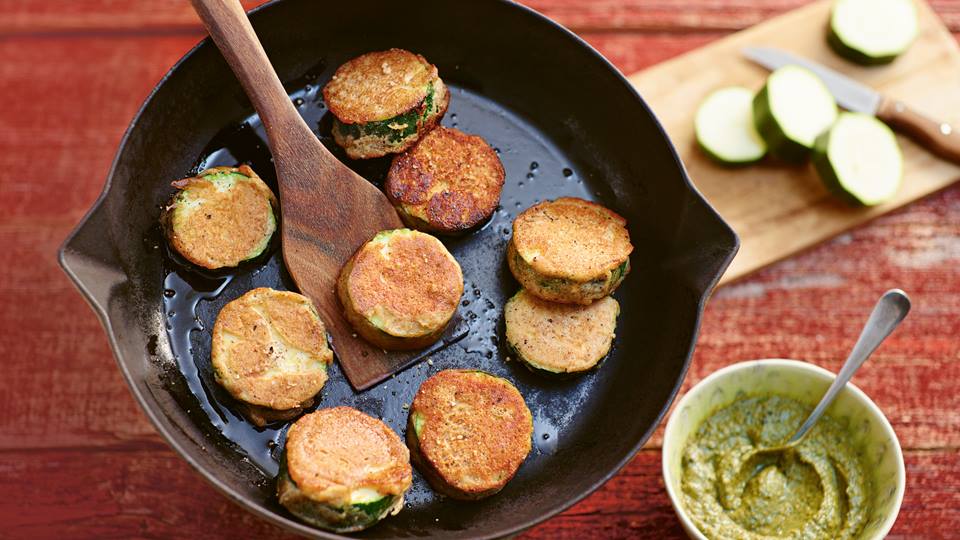 Knusprige Zucchinitaler mit Brennnessel-Erbsen-Pesto