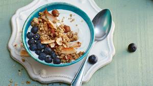 Knuspriges Ofen-Granola Quinoa-Kokos-Nuss