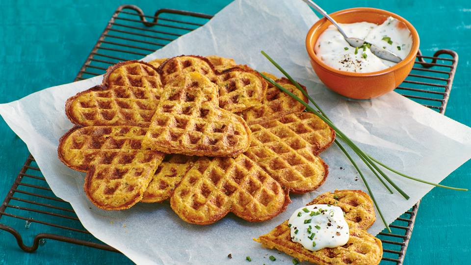 Süßkartoffel-Kichererbsen-Waffeln mit Kräuterdip