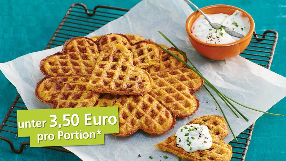 Süßkartoffel-Kichererbsen-Waffeln mit Kräuterdip